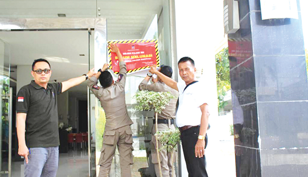 PEMASANGAN STIKER— Tim gabungan Bapenda Kota Padang melakukan penempelan stiker bertuliskan, “Obyek Pajak ini, belum melunasi Pajak Daerah”, di Hotel Femina sebagai pemberitahuan belum memenuhi kewajiban membayar pajak ke Pemko Padang, Rabu (21/6).