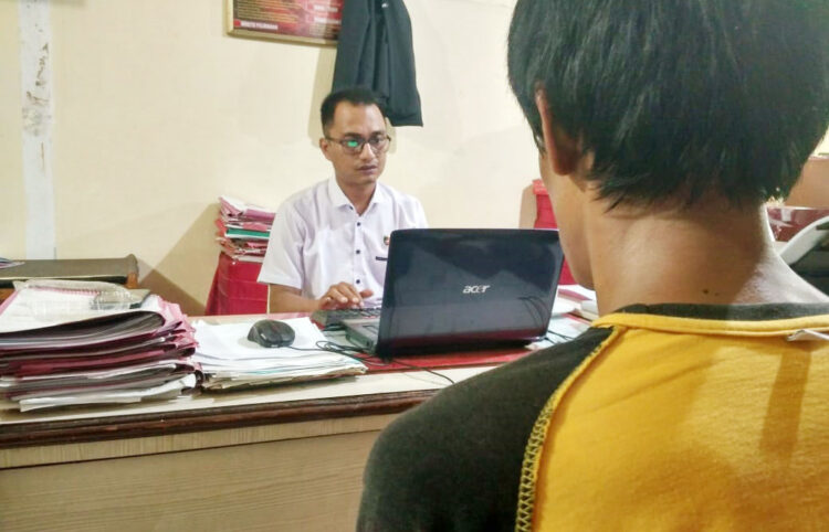 Penjaga Warung Curi Puluhan Tabung Gas Elpiji Milik Juragan 1 PENCURI TABUNG— Pelaku MF (28) diamankan jajaran Satreskrim Polres Payakumbuh atas kasus pencurian tabung gas elpiji di tempat kerjanya.