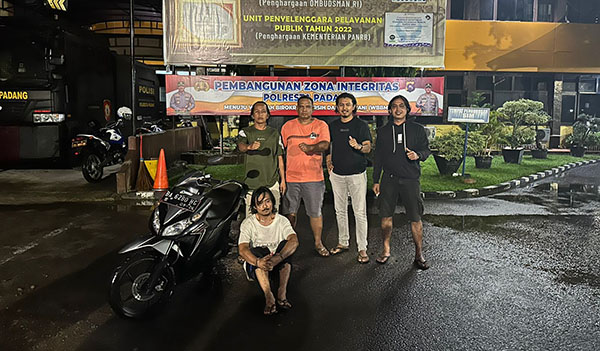 DITANGKAP— Gadaikan motor juru parkir, AD (36) ditangkap oleh tim Klewang Polresta Padang, Jumat (9/6) malam.