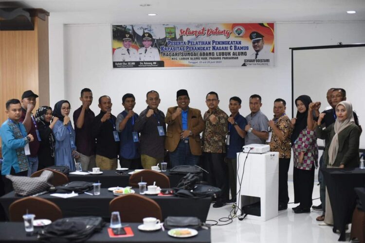 FOTO BERSAMA— Bupati Suhatri Bur foto  bersama perangkat nagari saat pelatihan.