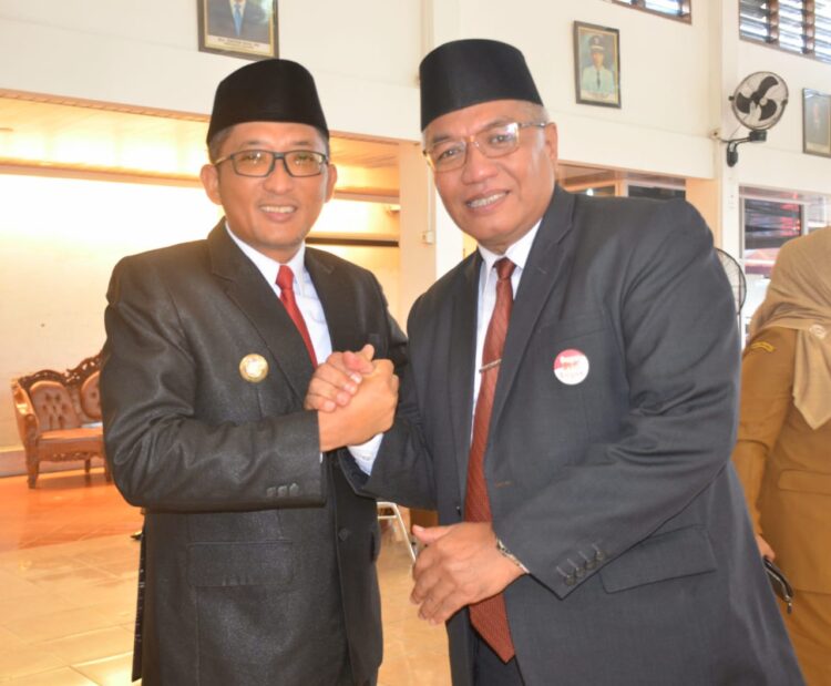 Lepas 388 Orang Calon Jamaah Haji, Hendri Septa Titip Doa untuk Kota Padang 1 MELEPAS— Wali Kota Padang Hendri Septa melepas jamaah haji Kota Padang yang masuk ke dalam kelompok terbang (kloter) pertama menuju Asrama Haji Padang.