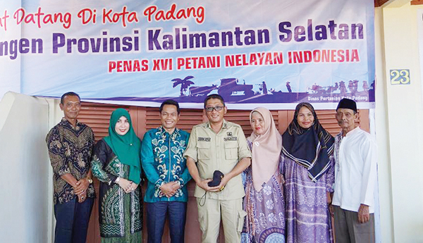 RAMAH TAMAH— Wali Kota Padang Hendri Septa melakukan ramah tamah dengan para petani, saat berkesempatan meninjau pemondokan peserta dari Kabupaten Balangan, Provinsi Kalimatan Selatan, di Kelurahan Dadok Tunggul Hitam, Kecamatan Koto Tangah.