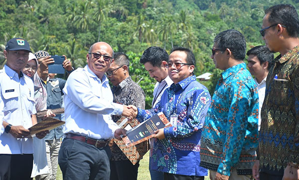 penghargaan lingkungan hidup semen pdang