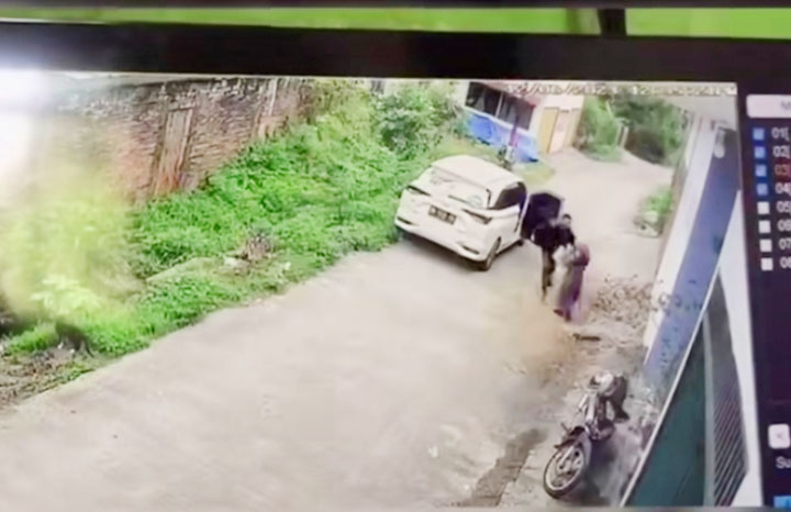 TANGKAPAN LAYAR—  Tangkapan layar rekaman CCTV aksi diduga penculikan yang terjadi di Perumahan Urban 8, Kecamatan Lubukbegalung, Senin (12/6) sekitar pukul 17.00 WIB.