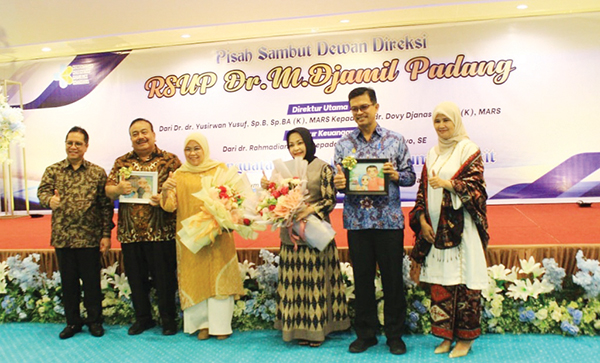 Kolaborasi dengan Semua Pihak, RSUP M Djamil Siap “Memparipurnakan” Transformasi Kesehatan 1 PISAH SAMBUT DIREKSI— Dirut RSUP M Djamil Padang Dr dr Dovy Djanas SpOG KFM MARS (kiri) bersama direksi lainnya, saat pisah sambut Dewan Direksi RSUP M Djamil di Auditorium Gedung Administrasi dan Rawat Jalan, Kamis (1/6) malam.