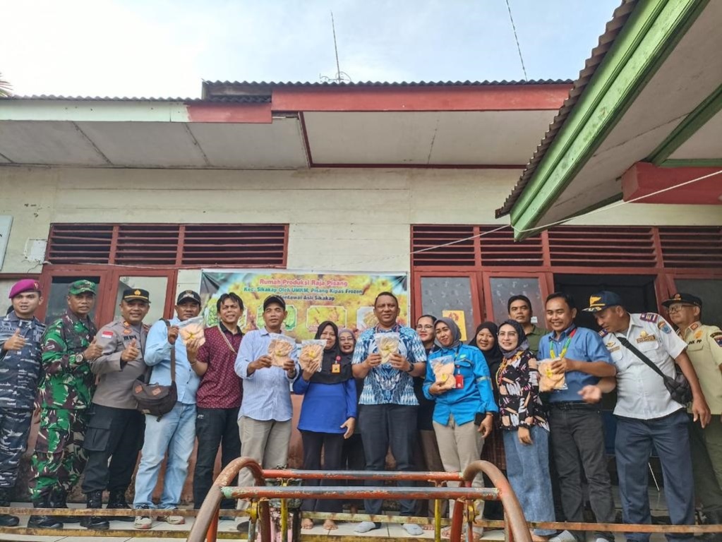 pj buapati di dampingi oleh sekretaris perindagkop ke sikakap untuk melihat dari dekan usaha ukm