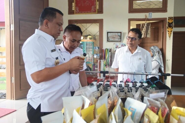 KUNJUNGAN—Pj. Bupati Kepulauan Mentawai Fernando J Simanjuntak didampingi Sekretaris Dinas Perindagkop saat kunjungan ke Sipora Utara.