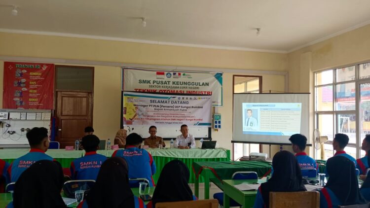 Tingkatkan Pemahaman K2 Generasi Muda, PLN Adakan Edukasi K2 di Sekolah 1 EDUKASI— PT PLN (Persero) Unit Layanan Pelanggan (ULP) Sungai Rumbai, unit kerja di bawah kordinasi PLN Unit Pelaksana Pelayanan Pelanggan (UP3) Solok menyelenggarakan edukasi ketenagalistrikan sekaligus pembinaan praktek kerja industri di SMK Negeri 1 Sungai Rumbai, Senin (31/05).