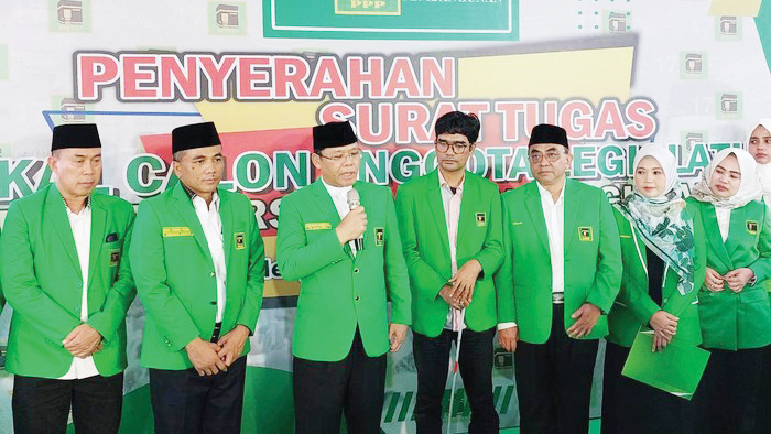 PPP Targetkan 50 Kursi DPR RI di Pemilu 2024 1 PENYERAHAN SURAT TUGAS— Plt Ketum PPP Mardiono (ketiga dari kiri) usai menyerahkan surat tugas kepada bakal calon legislatif (bacaleg) PPP yang maju di Pemilu 2024, Rabu (7/6).