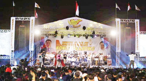 DEKLARASI— Ribuan masyarakat Jawa Timur yang tergabung dalam Relawan Konco Prabowo menyatakan dukungan pada capres Prabowo Subianto, di Lapangan PSST Trowulan, Kabupaten Mojokerto, Minggu (11/6) malam.