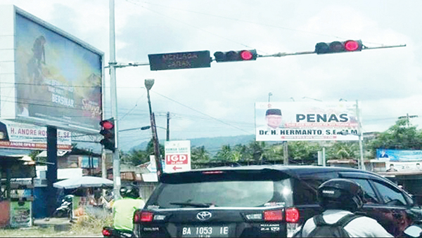 Miris, Baliho Iklan Rokok kembali Marak, Arnedi: Diduga Ada Oknum yang Memberi Izin 1 IKLAN ROKOK— Salah satu baliho iklan rokok yang dipasang di salah satu sudut di kawasan Bypass, Kuranji. Meski sudah ada Perda KTR, namun kondisi di lapangan masih banyak ditemukan iklan rokok beredar di sejumlah jalan utama di Kota Padang.
