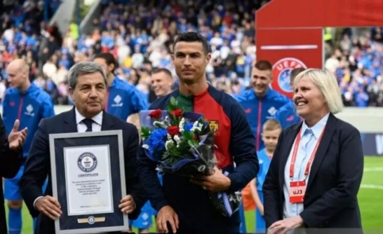 REKOR DUNIA— Cristiano Ronaldo kembali menorehkan rekor dan sejarah baru setelah pemain tim nasional Portugal itu masuk dalam Guinness Book of World Records sebagai pemain dengan penampilan internasional terbanyak.