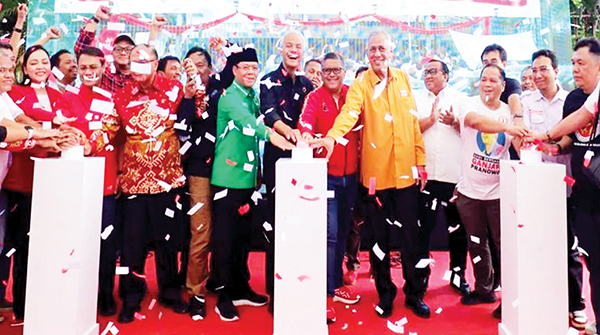 Rumah Aspirasi Relawan Diresmikan, PPP Siap Menangkan Ganjar di Pilpres 1 RUMAH ASPIRASI— Peresmian rumah aspirasi relawan Ganjar di Jalan Diponegoro No.72, Menteng, Jakarta, Kamis (1/6).