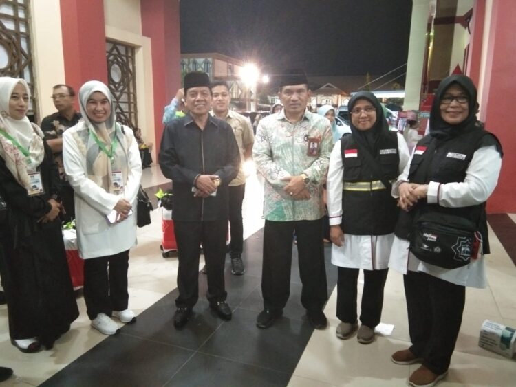 MELEPAS— Wakil Ketua DPRD Sumbar, Suwirpen Suib bersama Kepala Kanwil Kemenag Sumbar, Helmi dan petugas haji saat melepas pemberangkatan jamaah haji Kloter kedua, di Asrama Haji Parupuk Tabing, Padang, Senin, pukul 22.00 WIB.