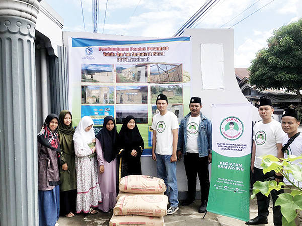 Relawan SDG Silaturahmi ke Ponpes Ar-Rahman, Berikan Semen Penunjang Pembangunan Ponpes 1 KEGIATAN SOSIAL— Sukarelawan Santri Dukung Ganjar (SDG) menggelar kegiatan sosial dan menebar manfaat ke Ponpes Tahfiz Al-Quran Ar-Rahman yang ada di Jalan Tabek Batu, Kelurahan Air Pacah, Kecamatan Koto Tangah, Kota Padang, Sumbar, Rabu (14/6).