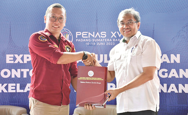 KERJA SAMA— Kadept Perencanaan & Pengendalian Produksi PT Semen Padang, Juke Ismara melakukan PKS dengan Kementerian Kelautan dan Perikanan tentang Program Pengelolaan Sampah di Wilayah Laut dan Pesisir Kota Padang melalui Aplikasi Nabuang Sarok.