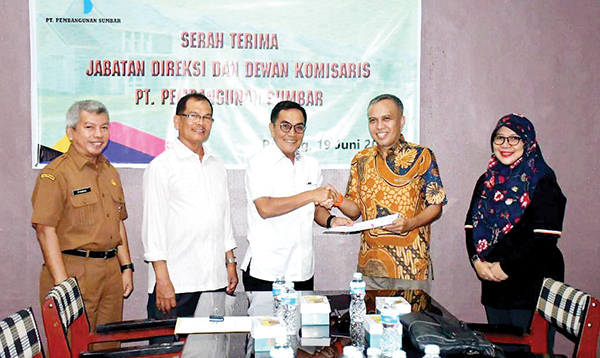 SERTIJAB— Staf Ahli Wali Kota Padang Syahrial Kamat yang mewakili Wali Kota Padang, menghadiri sertijab Direktur PT Pembangunan Sumatera Barat dari Jejeng Sumardi kepada Zulherman, Senin (19/6).