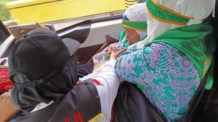 IZIN PULANG— Setelah enam hari dirawat di RSUP M. Djamil dan kondisinya membaik, Nursiah Binti Said (84), diizinkan untuk rawat jalan, sehingga dibawa pulang ke Pariaman. Namun, CJH asal Padang Panjang ini akhirnya meninggal dunia, Kamis (15/6).