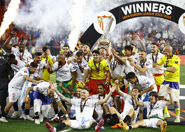 Menang Adu Penalti Lawan AS Roma, Sevilla Juara Liga Europa 1 Soccer Football - Europa League - Final - Sevilla v AS Roma - Puskas Arena, Budapest, Hungary - June 1, 2023 Sevilla celebrates with the trophy after winning the Europa League REUTERS/John Sibley