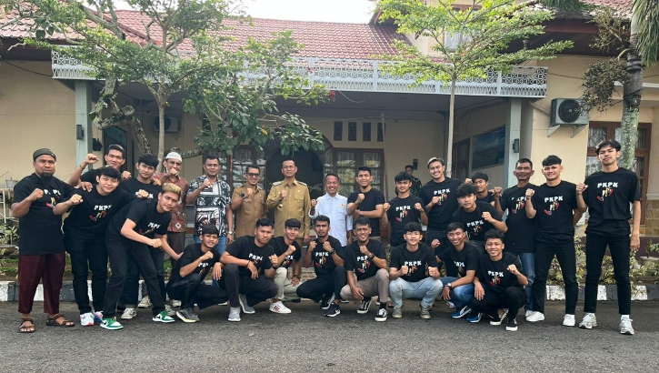 Bidik Tiket 8 Besar Nasional LFN 2023, Tim Futsal SS Pariaman Boyong 16 Pemain ke Sumsel 1 PELEPASAN TIM— Wali Kota Pariaman Genius Umar melepas Tim Futsal SS Kota Pariaman, Selasa (6/6), untuk mengikuti Babak 34 Besar Nasional LFN 2023 grup A regional Sumatera yang dihelat 9–17 Juni di GOR Megang, Lubuk Linggau, Sumsel.