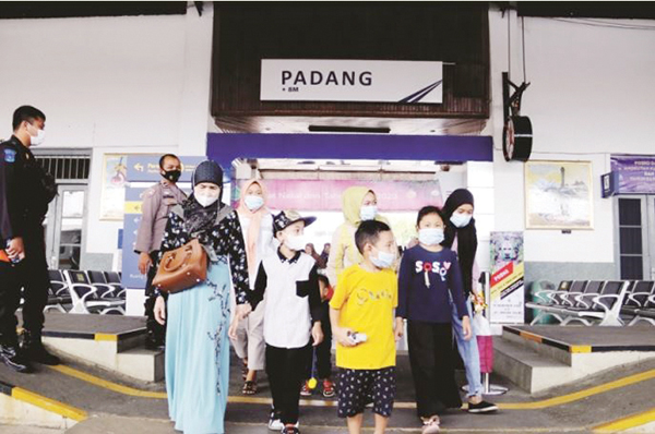 Penumpang Kereta Api masih Harus Gunakan Masker 1 MASIH PAKAI MASKER— Meski status pandemi Covid-19 dicabut oleh organisasi kesehatan dunia atau WHO, penumpang kereta api masih diminta menggunakan masker.