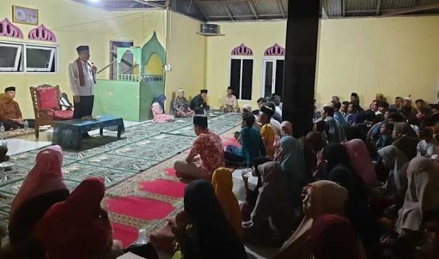 DIALOG BERSAMA WARGA— Wakil Bupati Pasaman Sabar AS saat berdialog dengan warga di Dusun Harapan Maju, Nagari Panti Selatan.