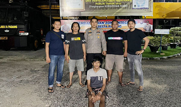 Aniaya Anak Tiri karena Cemburu, Sopir Angkot Dibekuk 1 DIBEKUK TIM KLEWANG— MW (24), yang berprofesi sebagai sopir angkot, dibekuk Tim Klewang Satreskrim Polresta Padang karena diduga melakukan penganiayaan terhadap anak tirinya yang masih balita.