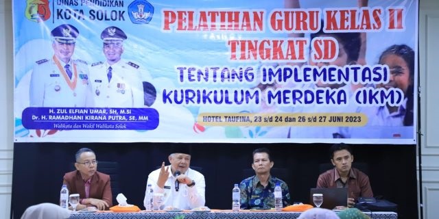 Wako Solok Zul Elfian, Paparkan Tiga Keunggulan Program Kurikulum Merdeka 1 PAPARKAN KULIRKULUM MERDEKA— Wali Kota Solok, Zul Elfian paparkan tiga keunggulan kurikulum merdeka saat membuka pelatihan Implementasi Kurikulum Merdeka yang digelar Dinas Pendidikan Kota Solok.