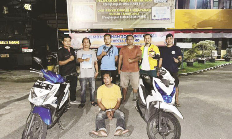 PENCURI MOTOR— Pelaku BD (46) yang menjadi spesialis pencuri sepeda motor diciduk Tim Klewang Polresta Padang.