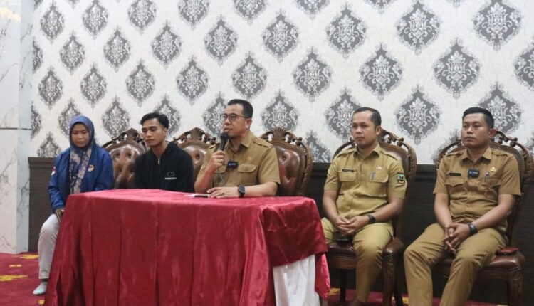 Pemkab Sijunjung Sambut Korban TPPO Muhammad Husni Sabil 1 KORBAN TPPO— Muhammad Husni Sabil (28), salah satu WNI yang menjadi korban Tindak Pidana Perdagangan Orang (TPPO) di Myanmar akhirnya kembali ke Kabupaten Sijunjung, dan disambut Pemkab di rumah dinas bupati, Bukit Berbunga Muaro Sijunjung.