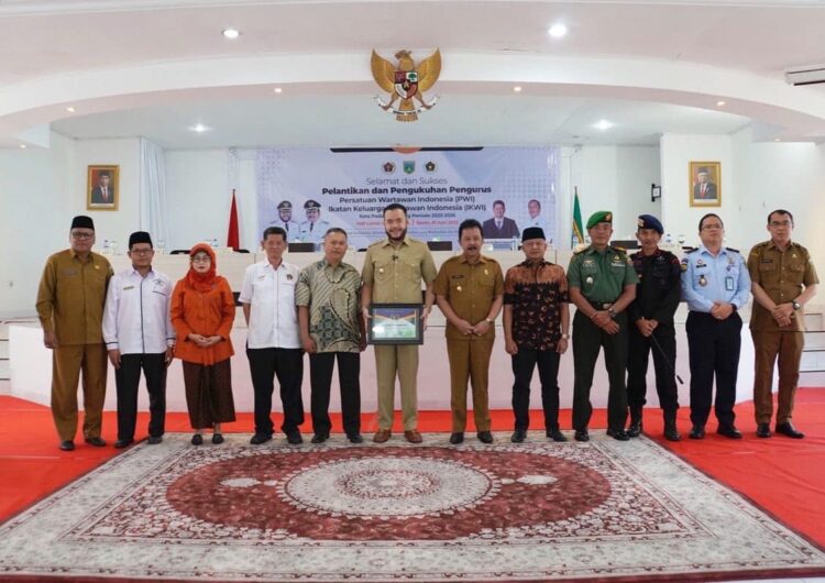 Pengurus PWI Padang Panjang dan IKWI Dikukuhkan, Fadly Amran: Berikan Kritikan Membangun kepada Kami 1 PENGURUS PWI— Wako Padang Panjang Fadly Amran foto bersama dengan Ketua PWI Sumbar dan jajaran pengurus.