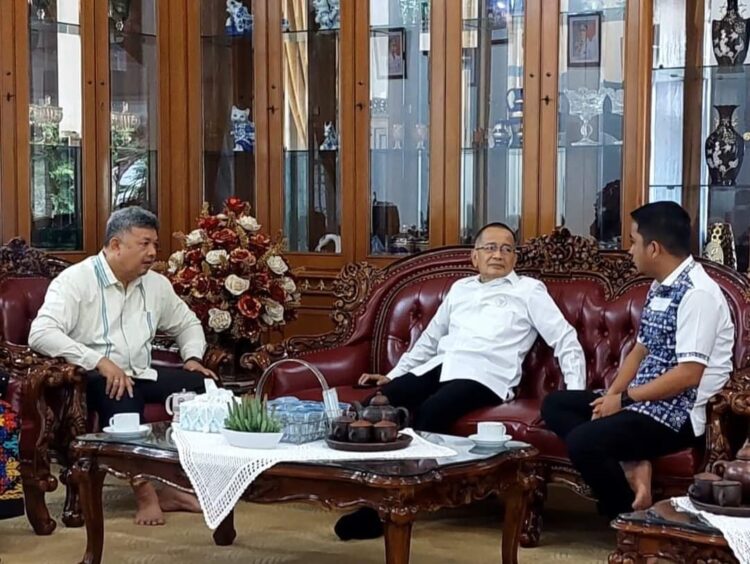 KUNJUNGAN KERJA— Wali Kota Solok Zul Elfian dan Wawako Ramadhani menjamu anggota Dewan Perwakilan Rakyat (DPR) RI, Darul Siska saat melakukan kunjungan kerja ke Kota Solok.