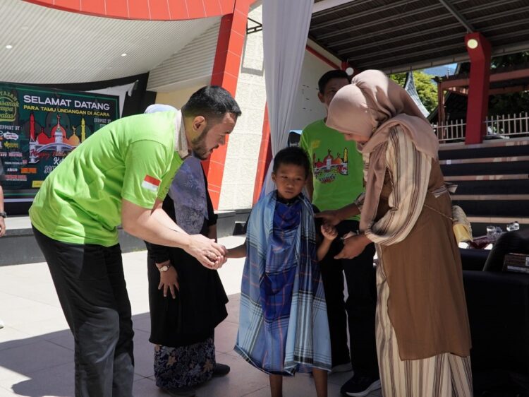 SUNATAN MASSAL— Wali Kota Padang Panjang H. Fadly Amran, BBA Datuak Paduko Malano dialog dengan seorang anak usai disunat.