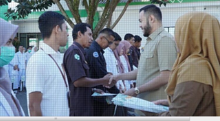 SERAHKAN SK GAJI— Wali Kota, H. Fadly Amran BBA Datuak Paduko Malano serahkan  SK gaji  Pegawai Tidak Tetap (PTT) Rumah Sakit Umum Daerah (RSUD) Kota Padang Panjang, .