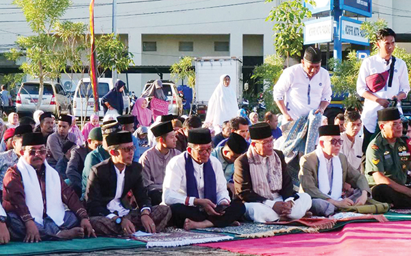Program “Padang Berkurban” Sukses, Jumlah Hewan Kurban Meningkat, Capai 8.019 Ekor 1 SHALAT ID— Wako Padang Hendri Septa berbaur dengan masyarakat serta ASN Pemko Padang, melaksanakan shalat Idul Adha 1444 Hijriah, di lapangan Balaikota, Aiepacah, Kamis (29/6).