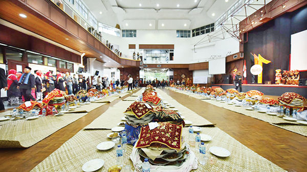 ALEK NAGARI— Masyarakat Nagari Lubuk Kilangan menggelar Alek Nagari yang dilangsungkan di Pabrik Indarung I PT Semen Padang, Rabu (5/7). Alek Nagari ini digelar menyusul telah ditetapkannya Pabrik Indarung I PT Semen Padang sebagai Cagar Budaya Nasional pada Februari 2023.