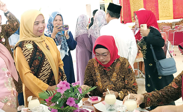 CICIPI OLAHAN PANGAN — Ketua TP PKK Kota Padang, Ny Genny Hendri Septa mencicipi hasil berbagai variasi olahan dari 11 kecamatan yang hadir dalam Lomba Pengolahan Pangan Lokal Tingkat Kota Padang, di Palanta, Rumah Dinas Wali Kota Padang, Jumat (7/7).