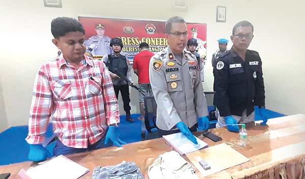 PERLIHATKAN SABU—Wakapolres Padangpariaman Kompol Amirjon didampingi Kasatresnarkoba Iptu Syafwal melihatkan barang bukti jenis sabu sebanyak 43 paket yang disita dari tangan tersangka.