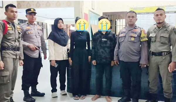 Tengah Malam Tiduran di Masjid Raya Balai Gadang, Pasangan Remaja Diamankan Warga 1 DIAMANKAN WARGA— Sepasang remaja yang diduga menjalin hubungan kekasih, diamankan warga karena tidur-tiduran di perpustakaan Masjid Raya Balai Gadang, Kecamatan Kototangah, Selasa (18/7) malam. Keduanya langsung dibawa ke Mapolsek Kototangah.