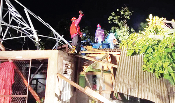 BERSIHKAN POHON TUMBANG— PT. Semen Padang mengirimkan relawan TRC untuk membersihkan pohon tumbang yang menimpa rumah warga di RT 03, RW 04, Kelurahan Padang Besi, Kecamatan Lubuk Kilangan, Minggu (23/7) malam.