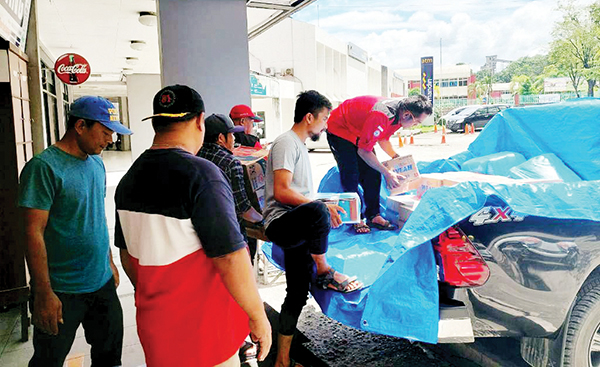 SP PEDULI BENCANA— Tim Advance dan Tim Reaksi Cepat (TRC) Semen Padang, mengirimkan sembako berupa beras, mie instan, air mineral, sarden, selimut dan terpal untuk korban banjir di wilayah Kabupaten Agam, Minggu (16/7).