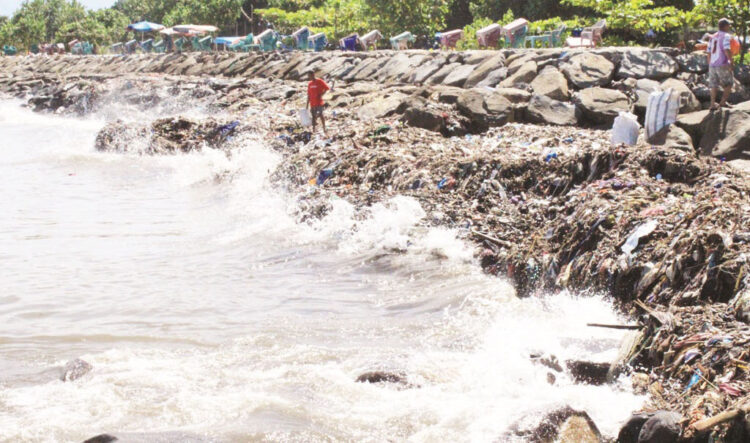 TUMPUKAN SAMPAH— Setelah banjir mereda, tumpukan sampah terlihat di kawasan Pantai Muaro Lasak, Sabtu (15/7) sekitar pukul 11.00 WIB. Sampah didominasi plastik dan sampah rumah tangga. Pemandangan gunungan sampah ini selalu terjadi ketika banjir sudah melanda Kota Padang.