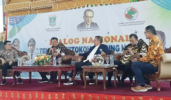 Dialog Ketokohan Bung Hatta di Bukittinggi, Kreativitas dan Adaptasi Digitalisasi harus Dimiliki Koperasi 1 NARASUMBER memaparkan materi saat Dialog Ketokohan Bung Hatta memperingati Hari Jadi Koperasi ke-76
di Bukittinggi, Rabu (12/7).