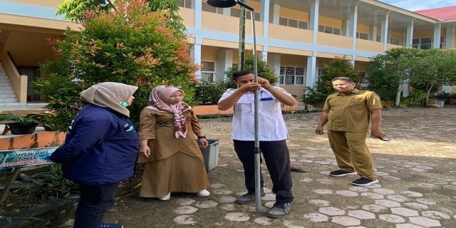 Pemko Solok Pantau Indeks Kualitas Udara 1 PENGUJIAN KUALITAS UDARA— Beberapa orang petugas memasang alat uji kualitas udara di sejumlah titik di Kota Solok.