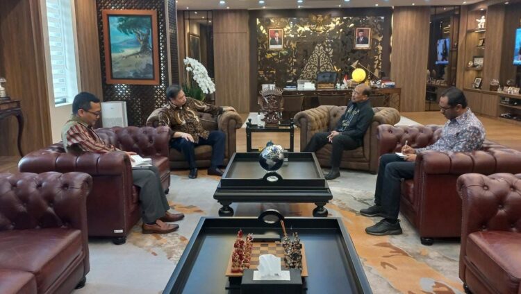 Wakil Ketua DPD RI Nono Sampono bertemu Menko Perekonomian Airlangga Hartarto di Kantor Kemenko Perekonomian, Jalan Lapangan Banteng, Jakarta, Kamis (13/7).