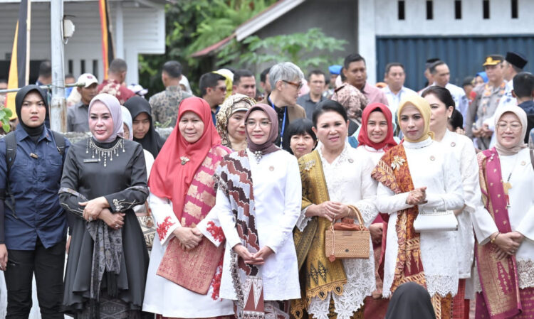 Pembukaan— Ketua Dekranasda Sumbar, Harneli Mahyeldi mendampingi Ketua Dekranas, Wury Maruf Amin dan Pengurus saat Pembukaan Peningkatan Kompetensi UMKM Kriya di Panyakalan, Kabupaten Solok, Kamis (20/7).