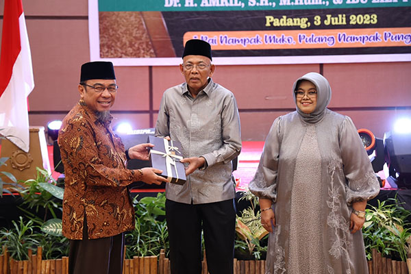 MENGHADIRI—Wakil  Ketua Komisi I DPRD Sumbar Maigus Nasir,  menghadiri ramah tamah purna bakti Ketua PT Padang Amril, Senin (3/7), di Hotel Truntum Padang.