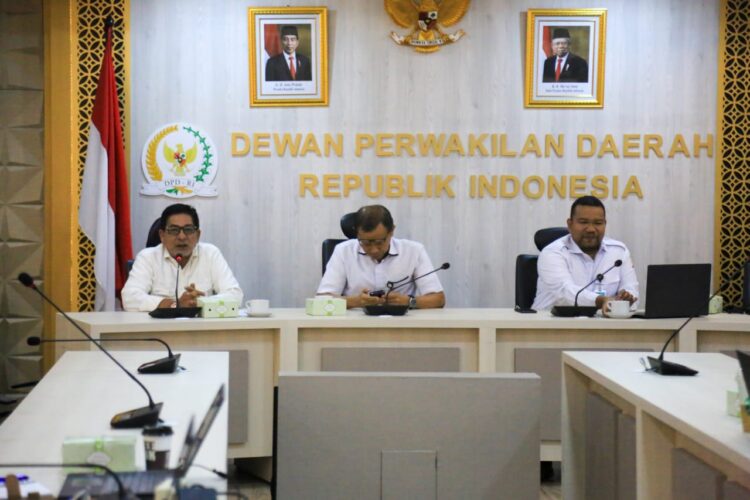 Kepala Biro Perencanaan dan Keuangan Setjen DPD RI Hartawan bersama Kepala Biro PHM Setjen DPD RI Mahyu Darma rapat bersama 7 Kepala Kantor DPD RI di Ibu Kota Provinsi, di DPD RI, Rabu, (5/7).