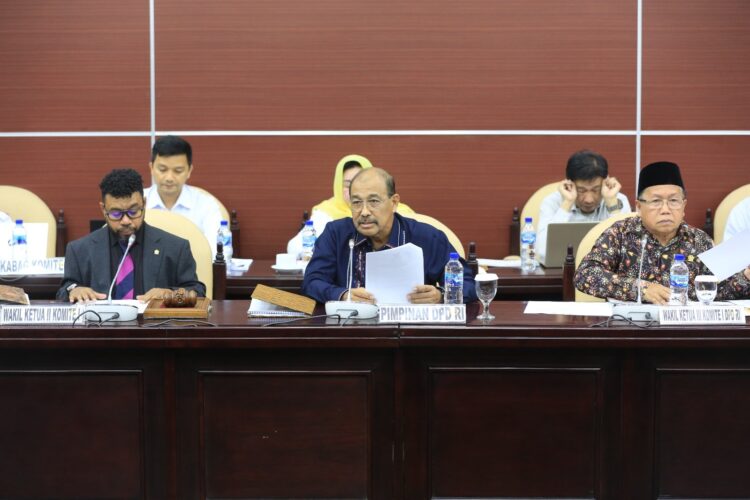 Wakil Ketua DPD RI Nono Sampono bersama Wakil Ketua Komite I DPD RI Filep Wamafma saat RDP dengan Menkopolhukam, Wakil Jaksa Agung, dan BIN di Nusantara V Komplek Parlemen, Jakarta, Selasa, (4/7).