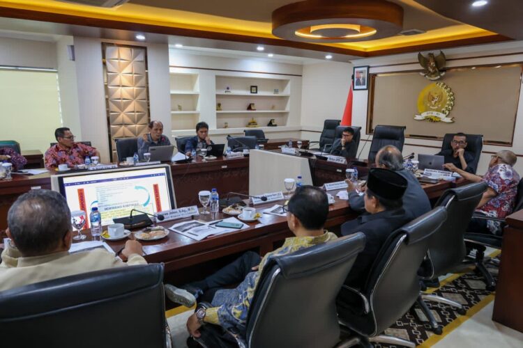 DPD RI dan MPR Pertajam Visi Perbaikan Konstitusi 1 Kelompok DPD RI di MPR mengundang K3 MPR RI dari pengajuan DPD RI untuk mempertajam wacana kaji ulang Konstitusi di Kantor DPD RI, Kompleks Senayan Jakarta, Rabu, (5/7).